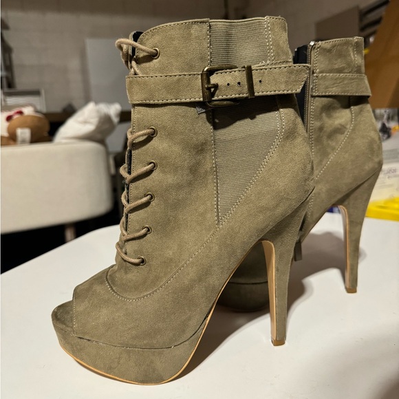 Size 9 women’s peep toe suede army green heels - Picture 1 of 2